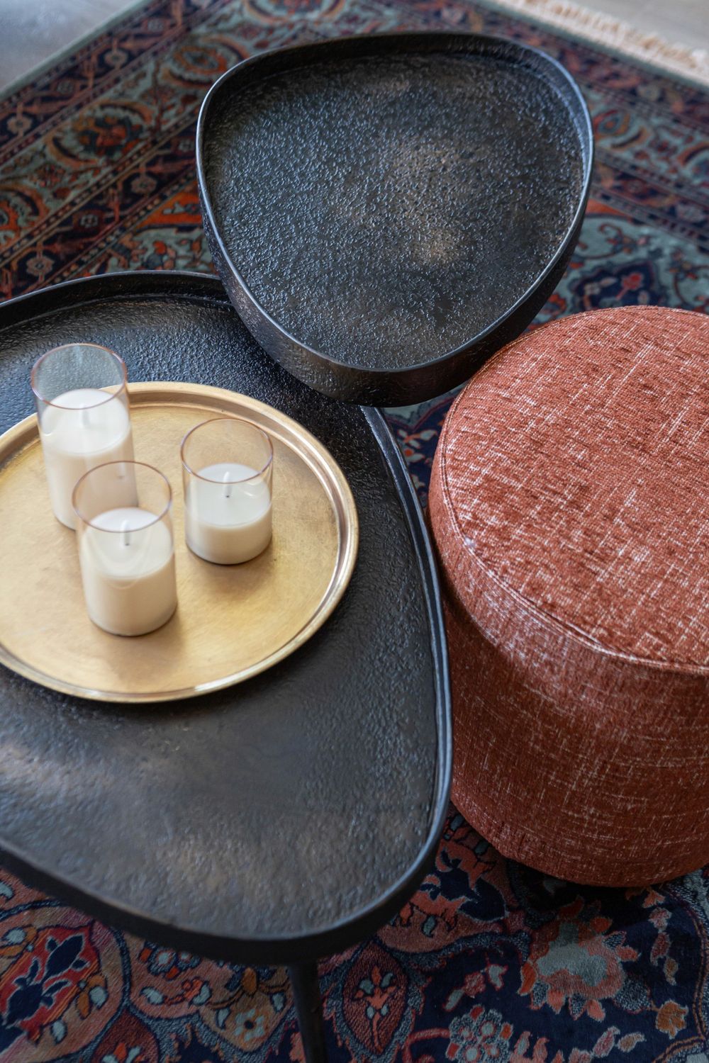 organische salontafels met vintage vloerkleed 