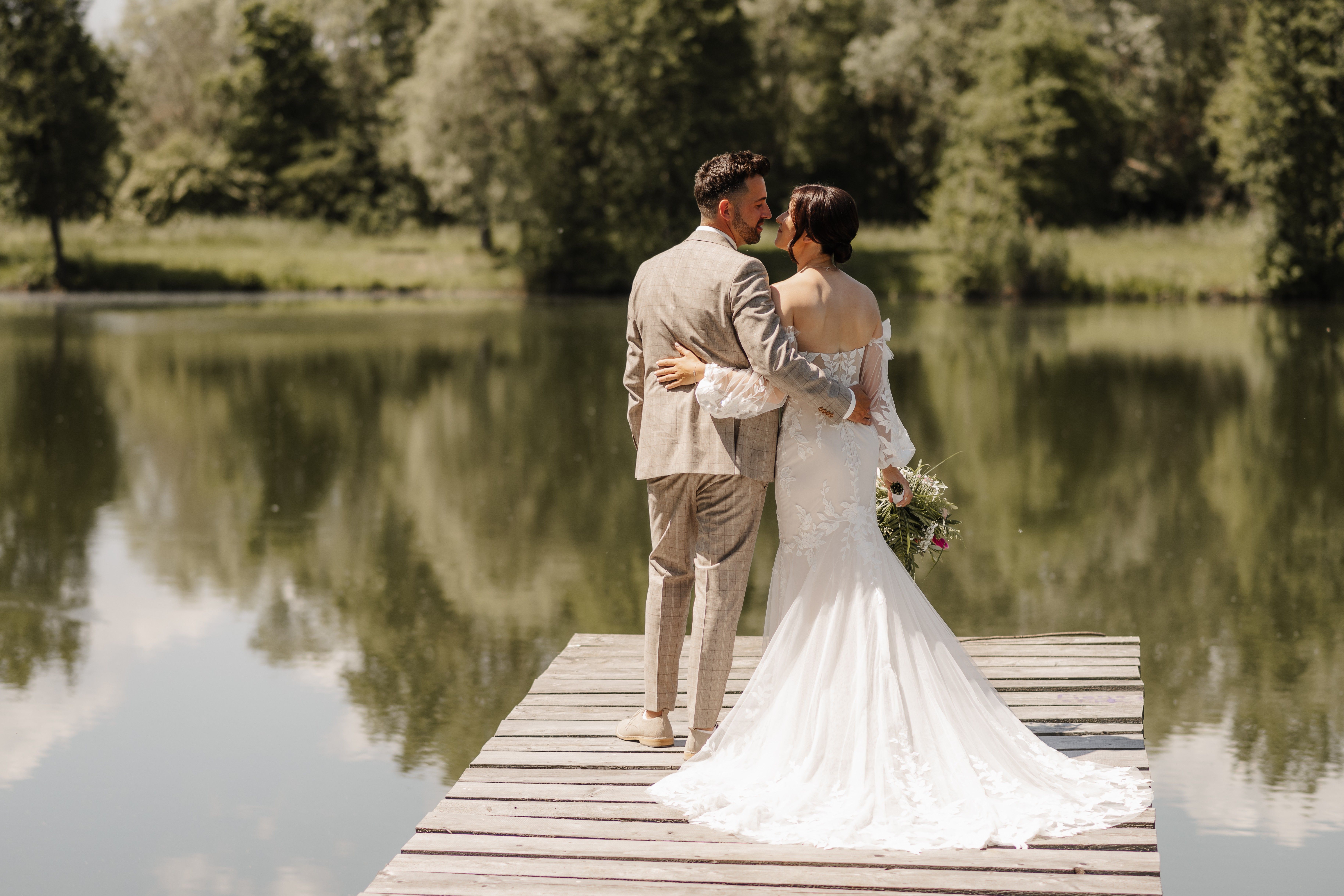 Romantisches Paar-Fotoshooting am See – emotionale Hochzeitsreportage in Franken auf marrymind