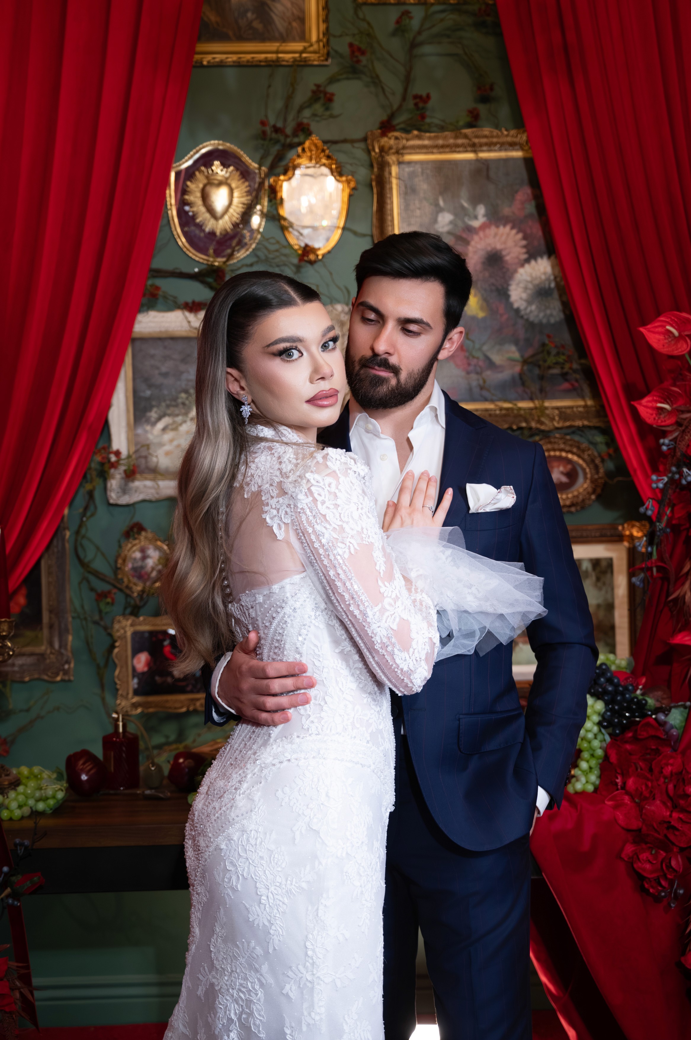 Portret romantic cu mirii într-un decor sofisticat cu draperii roșii și lumină cinematică, fotografie de nuntă în București