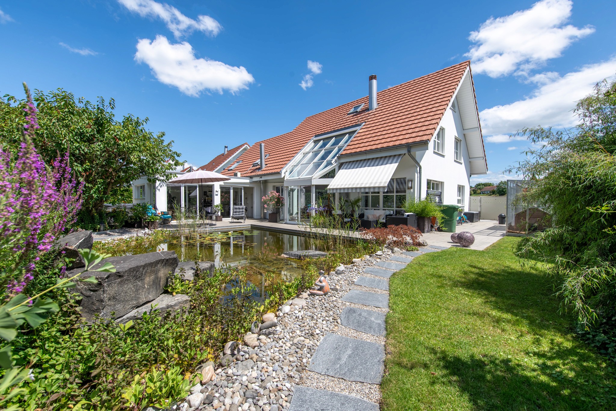 Exklusives Wohnen im Grünen in einem Einfamilienhaus mit Naturteich in Oekingen