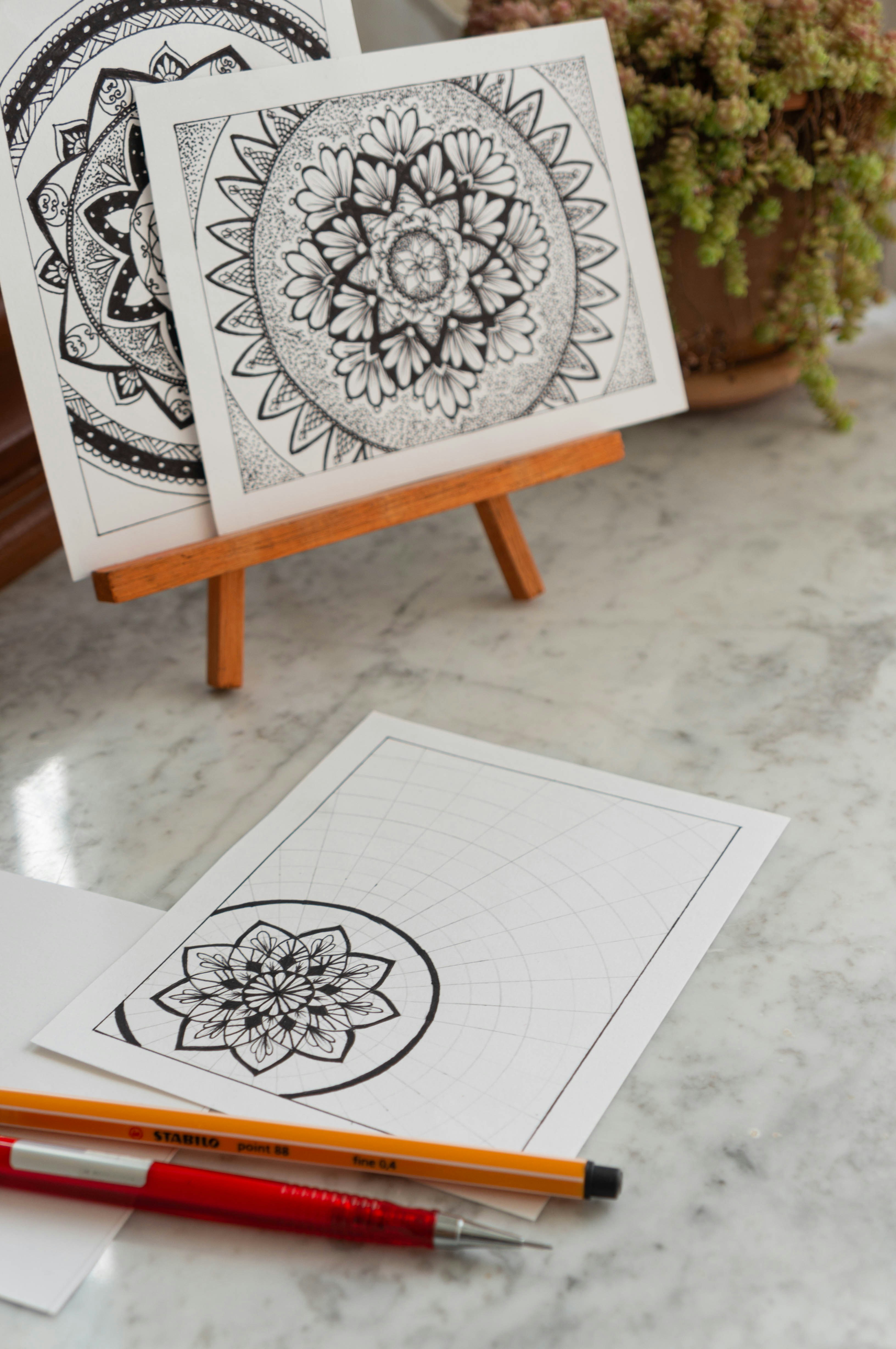 Um flip chart ou quadro branco com anotações simples sobre meditação, com uma planta e luz suave ao lado.