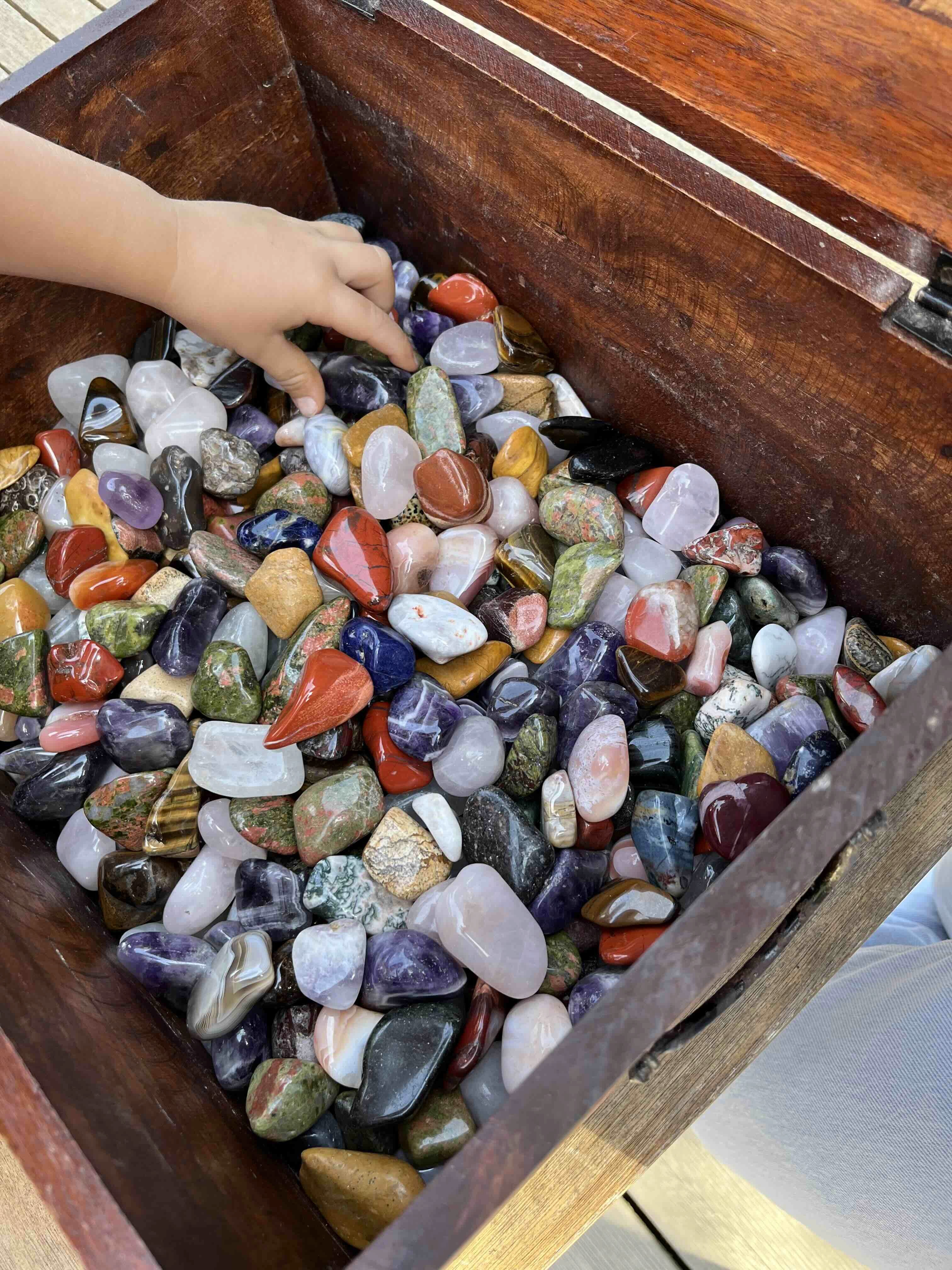 Holztruhe  mit bunten Trommelsteinen