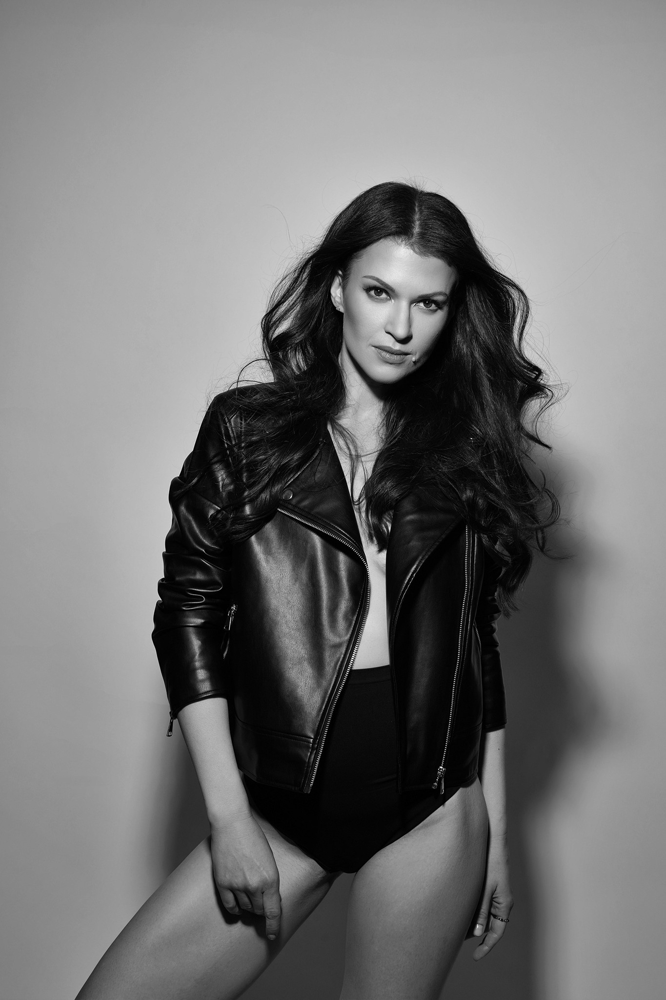 Agnieszka Czyzkowska kobiece sesje fotograficzne Warszawa portret kobiety w skorzanej kurtce czarno-biale