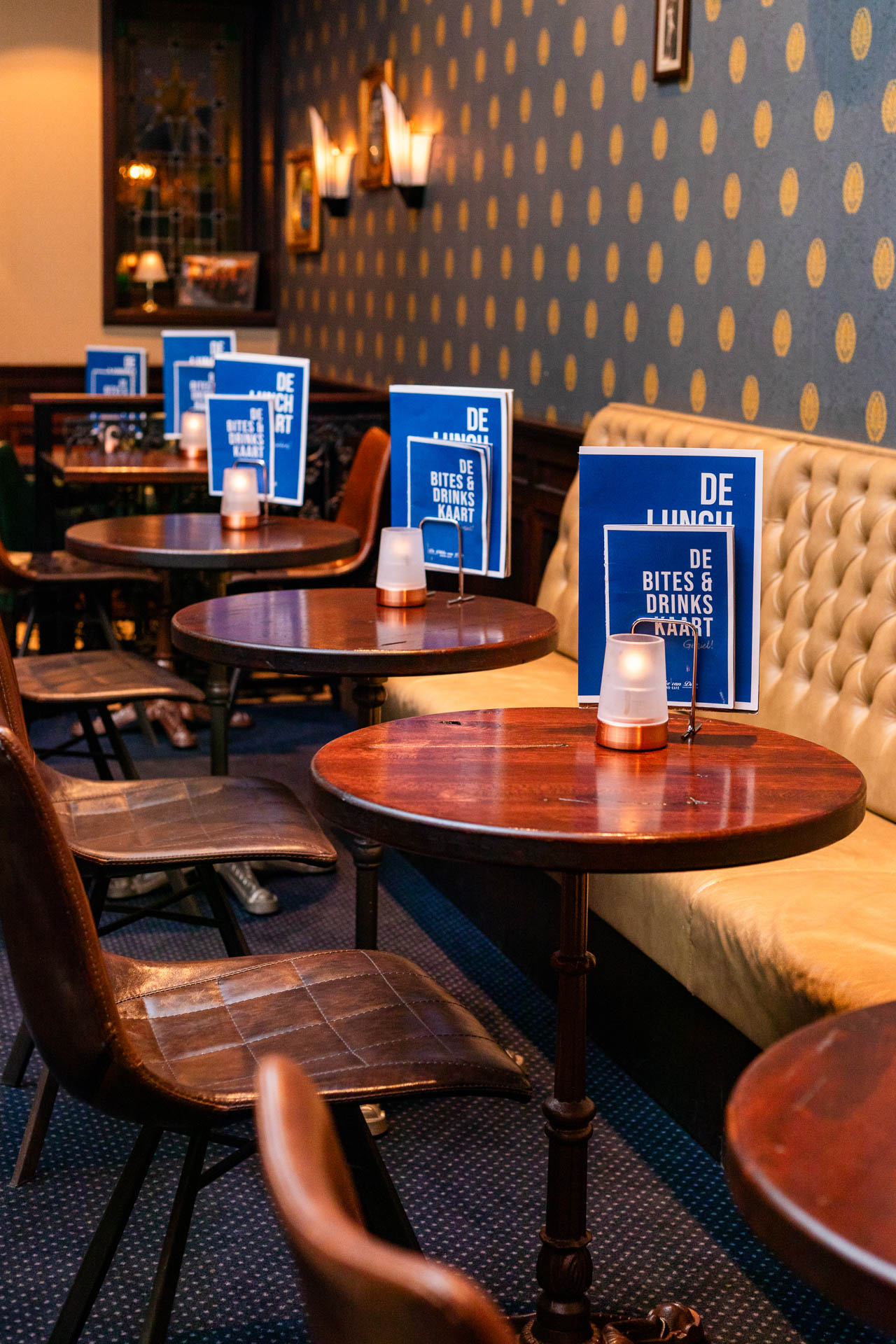 Tafels in De Dikke van Dale met de kaarten, in een sfeervolle omgeving