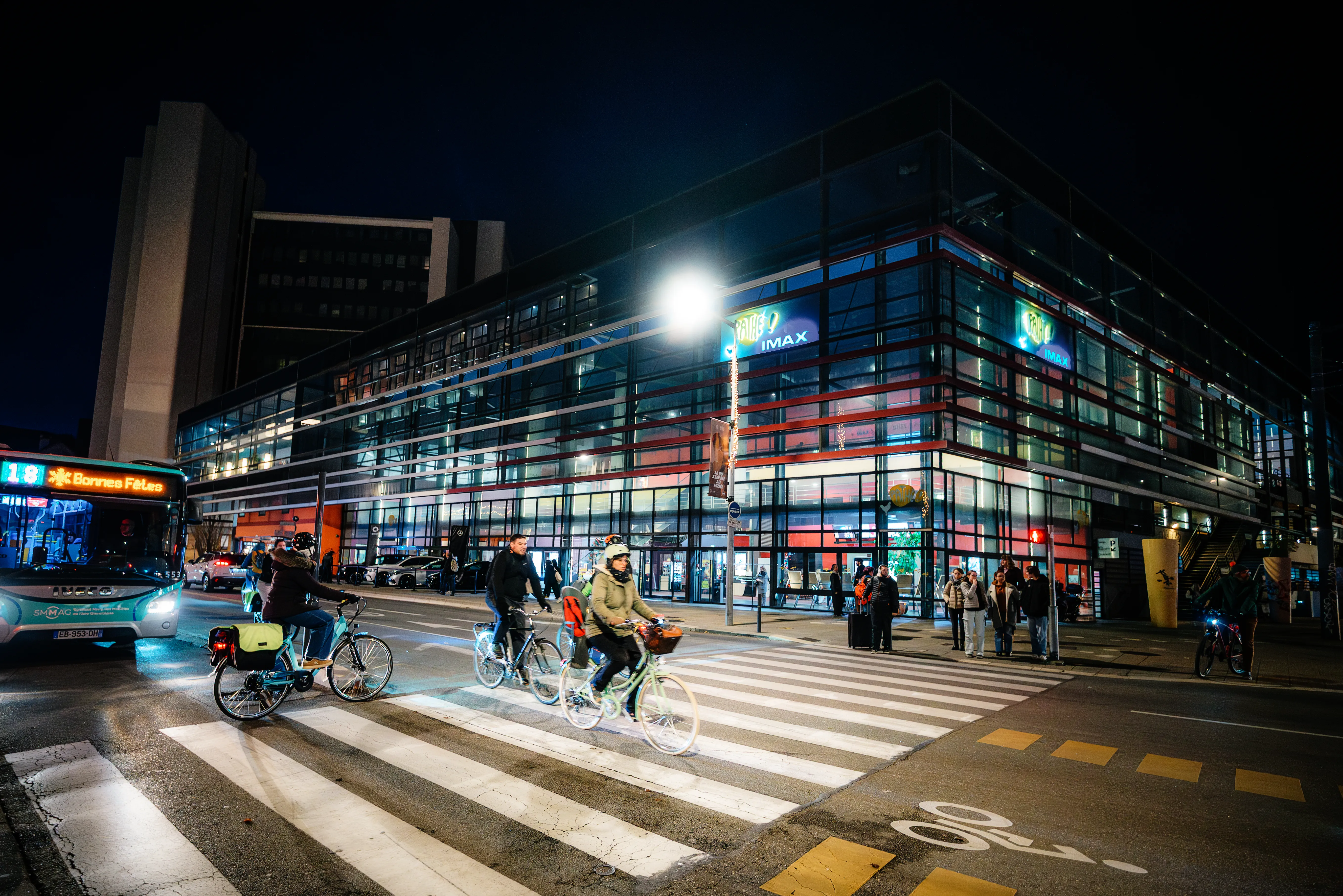 Cinéma Pathé Chavant à Grenoble de nuit avec façade éclairée et accès principal lors d’un événement corporate