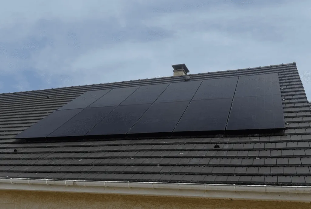 Photo d'une maison à Beauval-en-Caux en Seine Maritime équipée de panneaux photovoltaïques dont l'installation a été faite par Solarock.