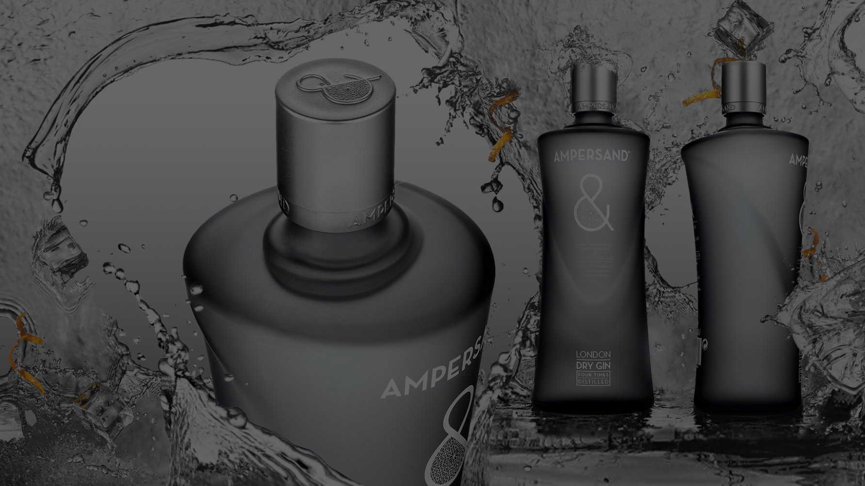 Botellas oscuras y elegantes de ginebra Ampersand con un diseño minimalista contra un fondo de salpicaduras de agua. La escena transmite elegancia y frescura.