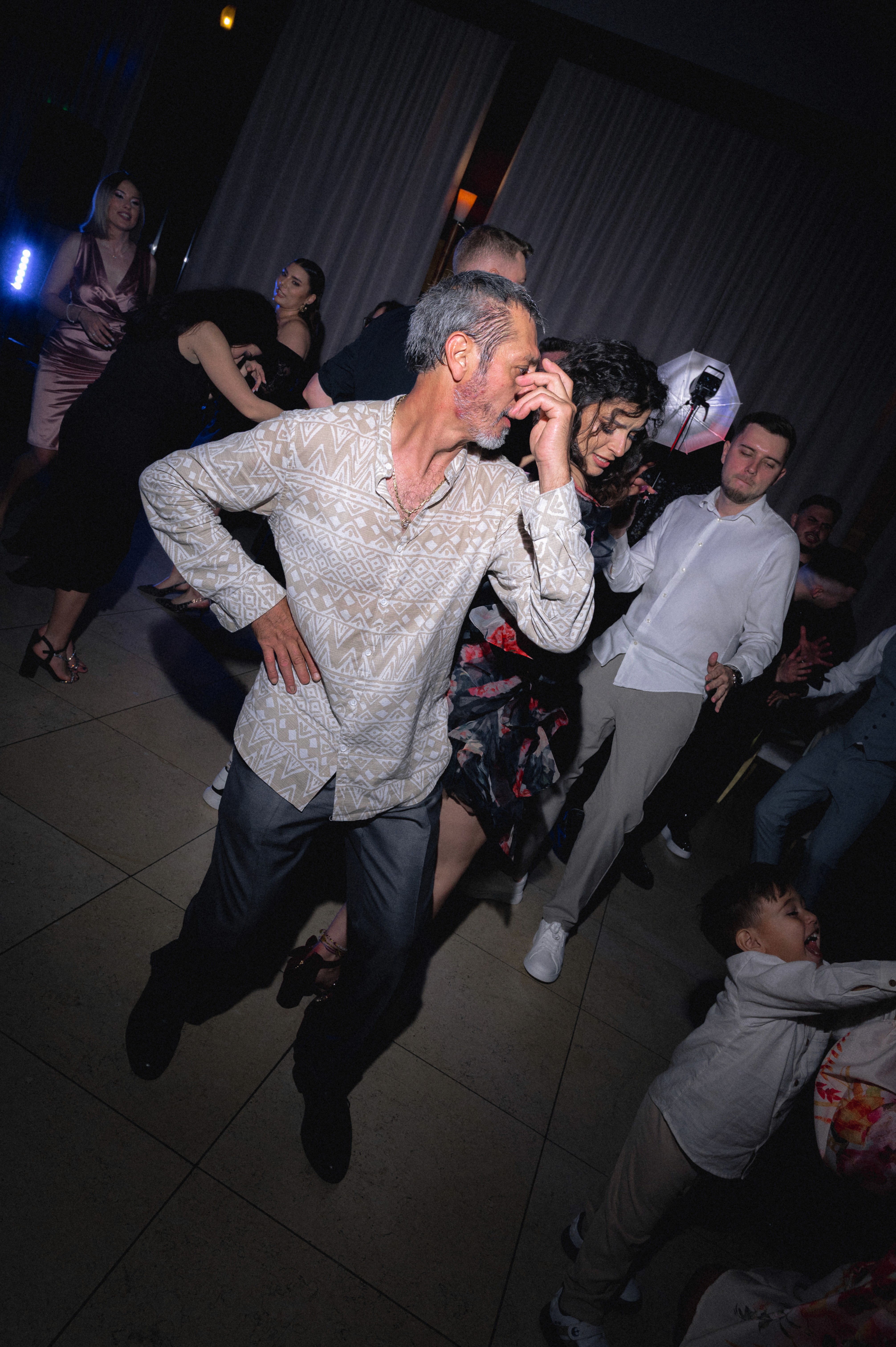 Invitați dansând și sărbătorind după cununia civilă, fotografie de petrecere cu energie și emoții reale.