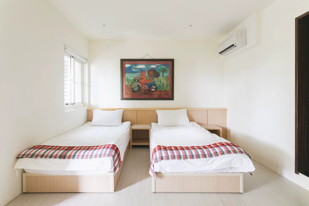 熱帶低氣壓 Low Pressure 的民宿房間內