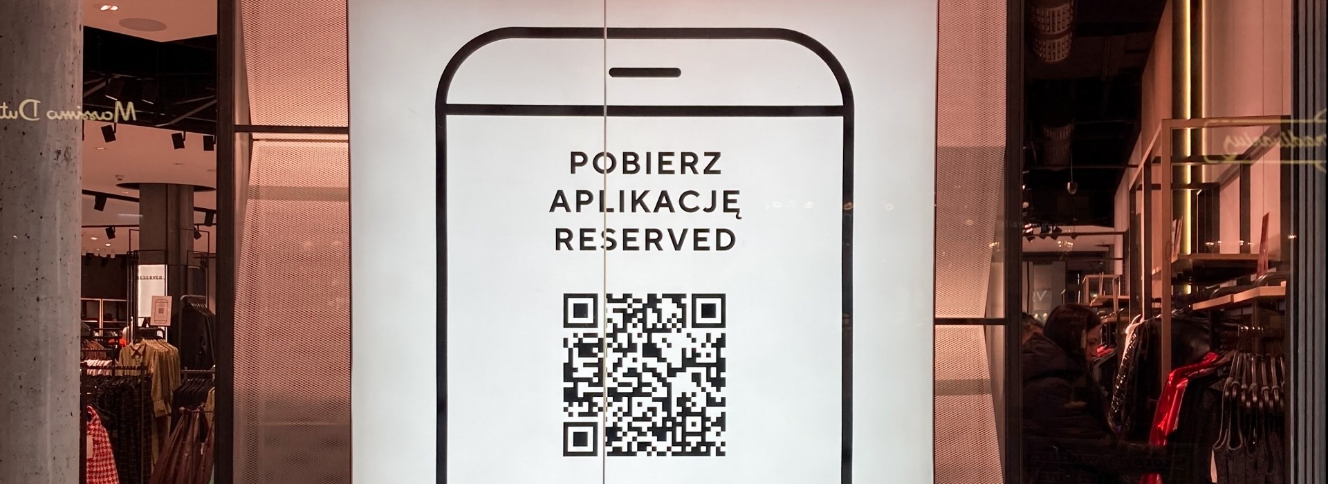 Elementy informujące o aplikacji Reserved w salonach marki
