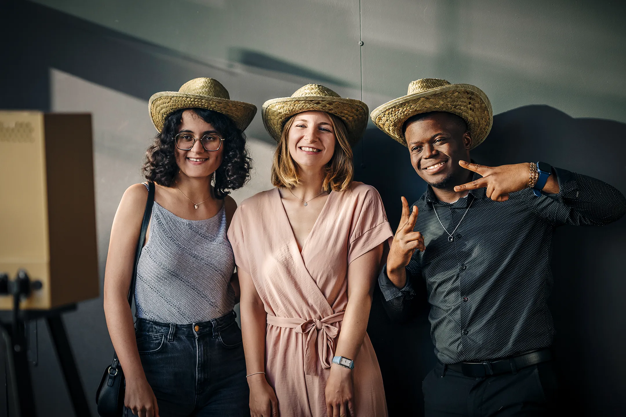 Portrait de trois participants portant des chapeaux lors du gala Université Grenoble Alpes