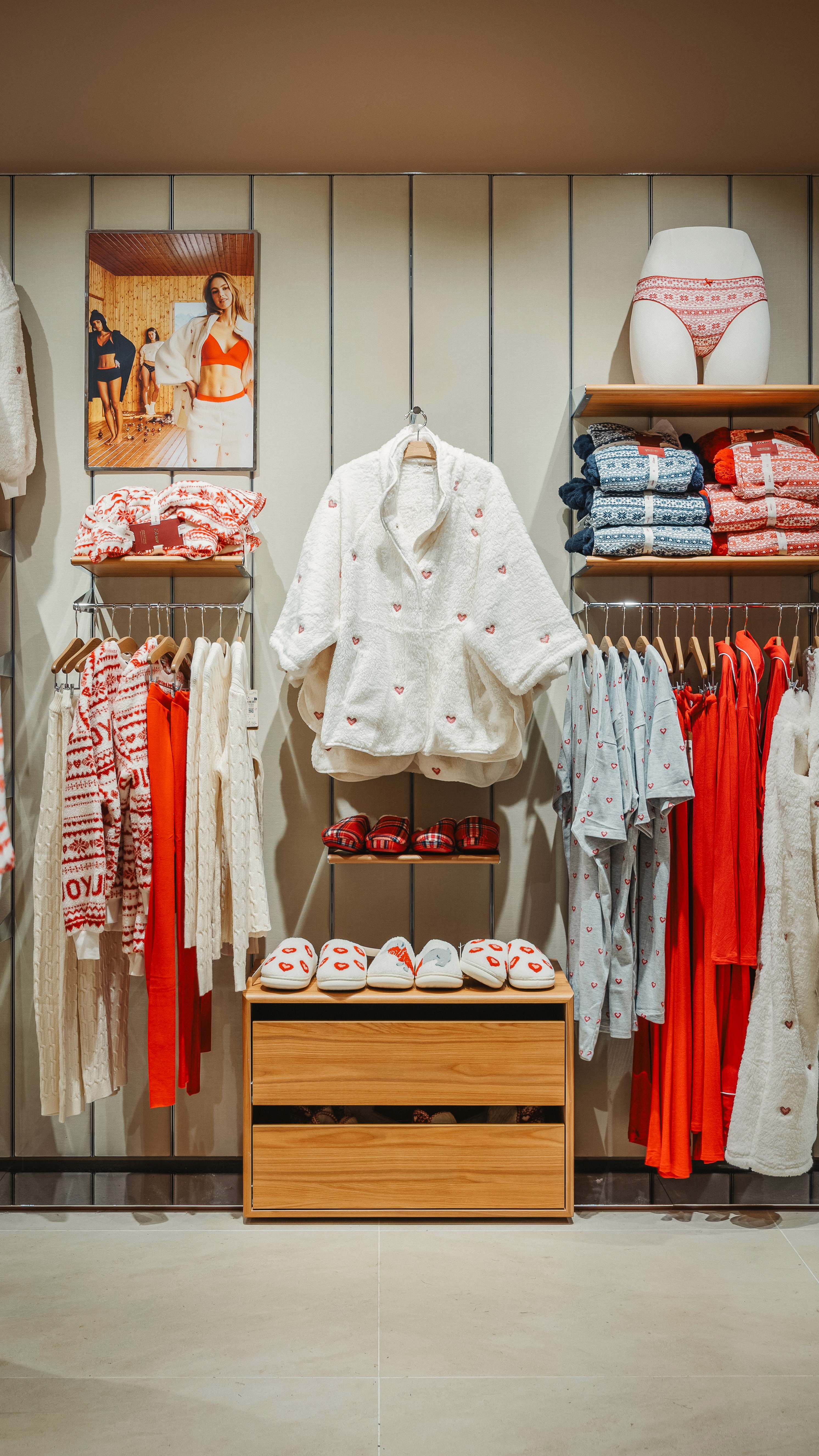 Peignoir blanc à motifs coeurs, chaussons assortis, pyjamas rouges et bleus, étagères bois et cintres métalliques