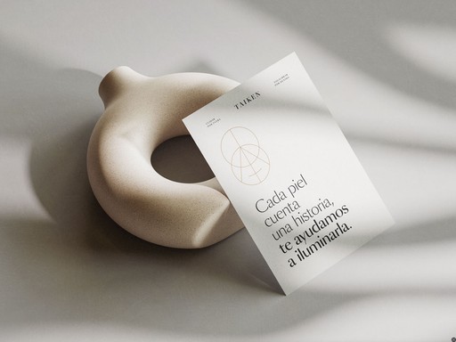 Identidad visual de Taiken Murcia, clínica de medicina estética avanzada, con lema ‘Cada piel cuenta una historia, te ayudamos a iluminarla’.