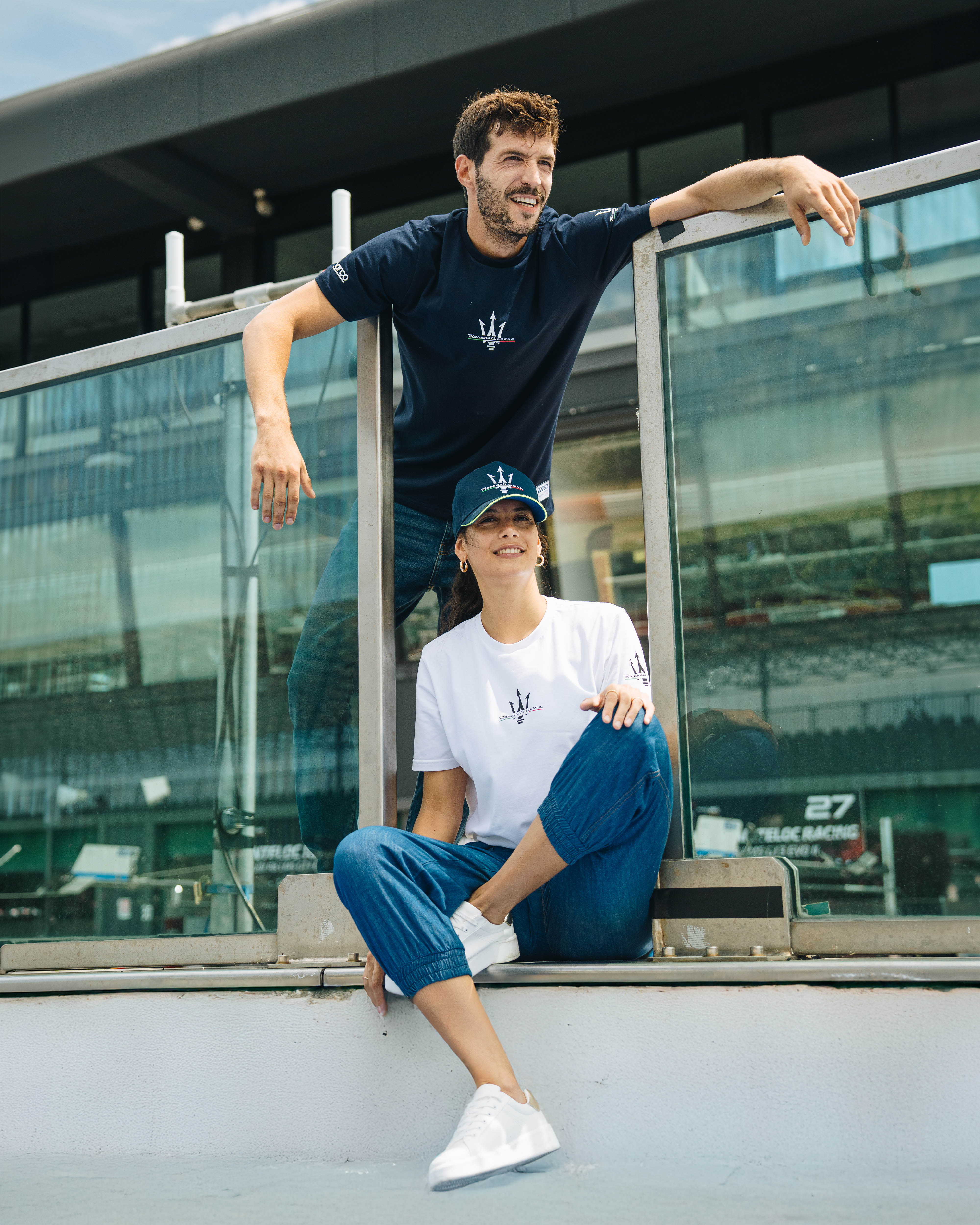 Render vista tre quarti frontale di Kia EV6 in ambiente architettonico moderno e minimalista in stile advertising.