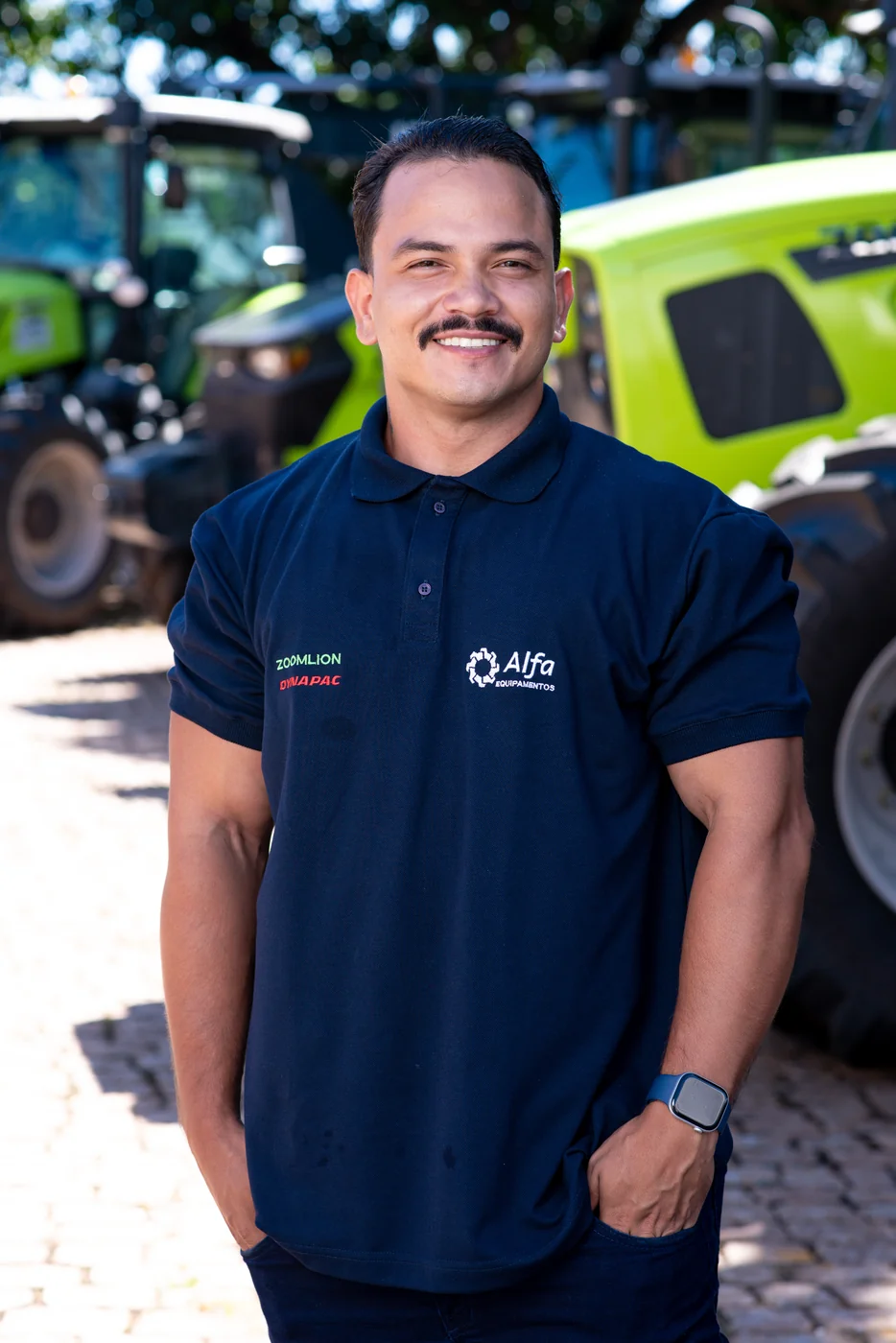 Colaborador da Alfa Equipamentos com trator Zoomlion em Mato Grosso do Sul