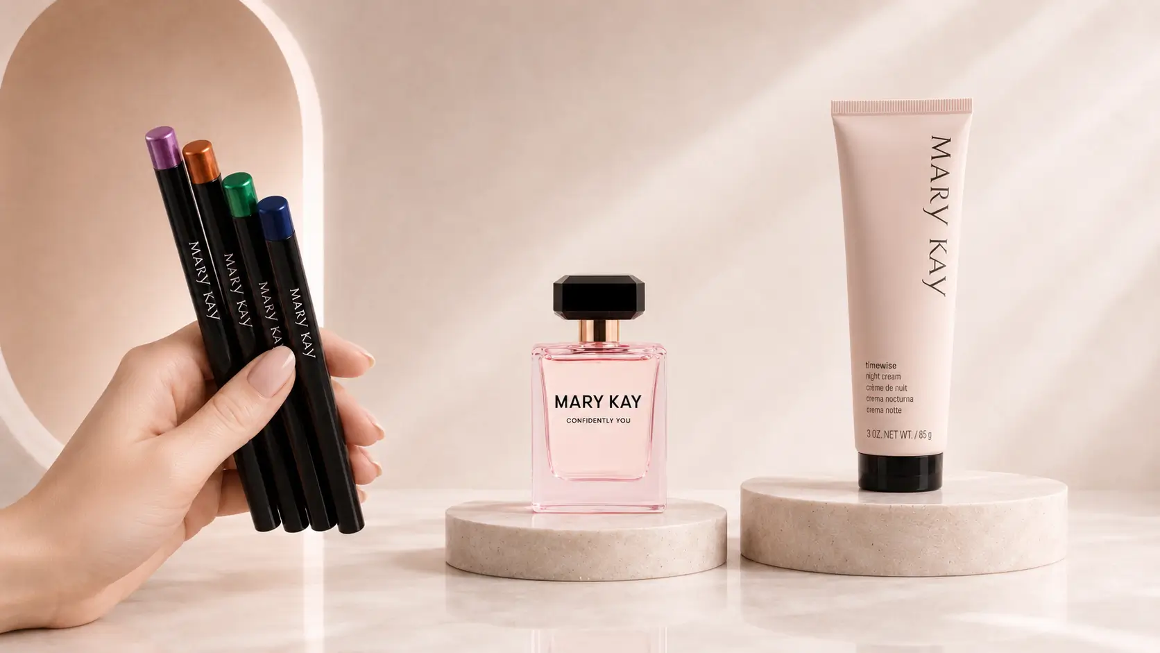 Produtos Mary Kay selecionados com curadoria: lápis retrátil, Confidently You Deo Parfum e Hidratante Noturno Extra Emoliente.