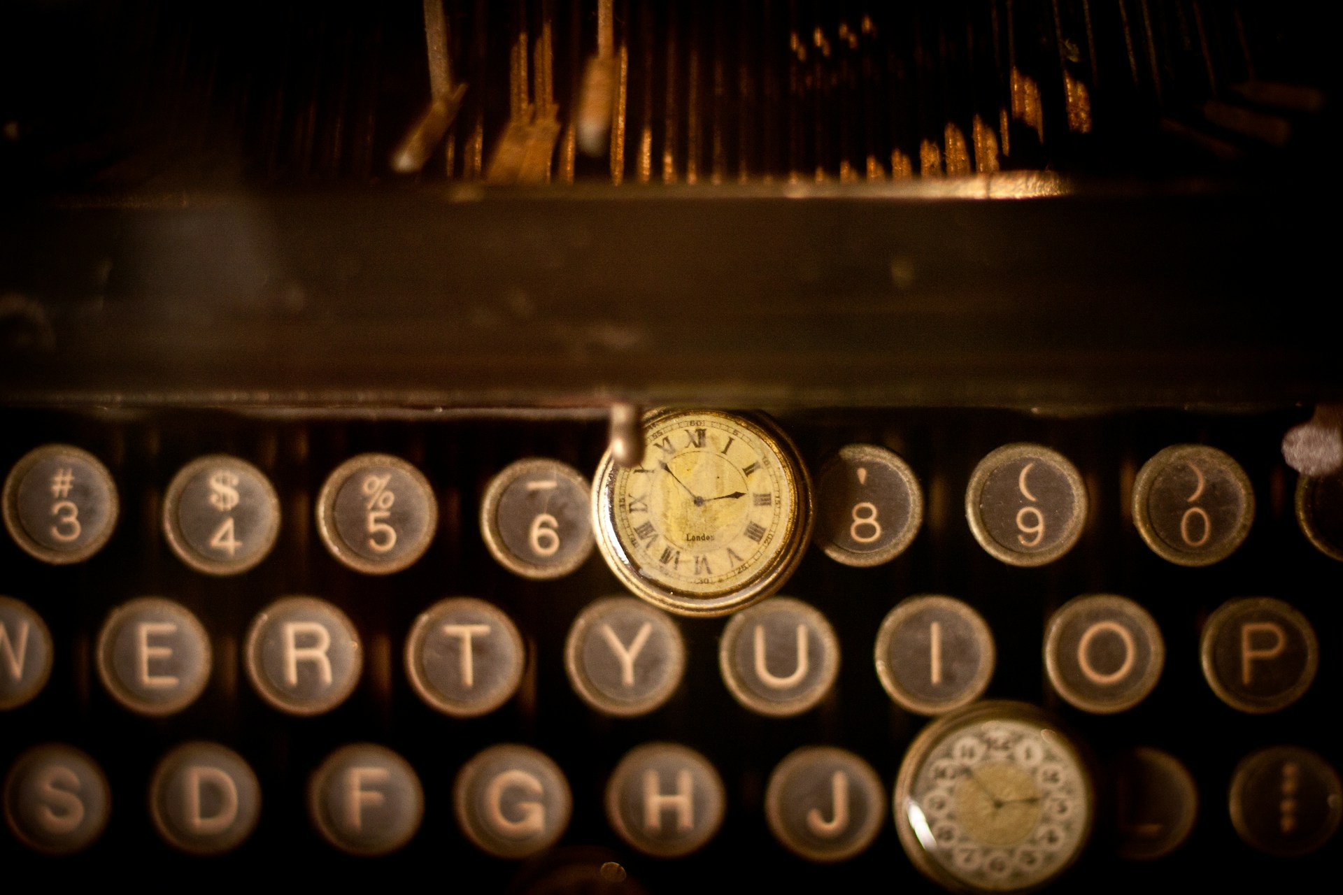 Traditional clock showing the time on a typewriter