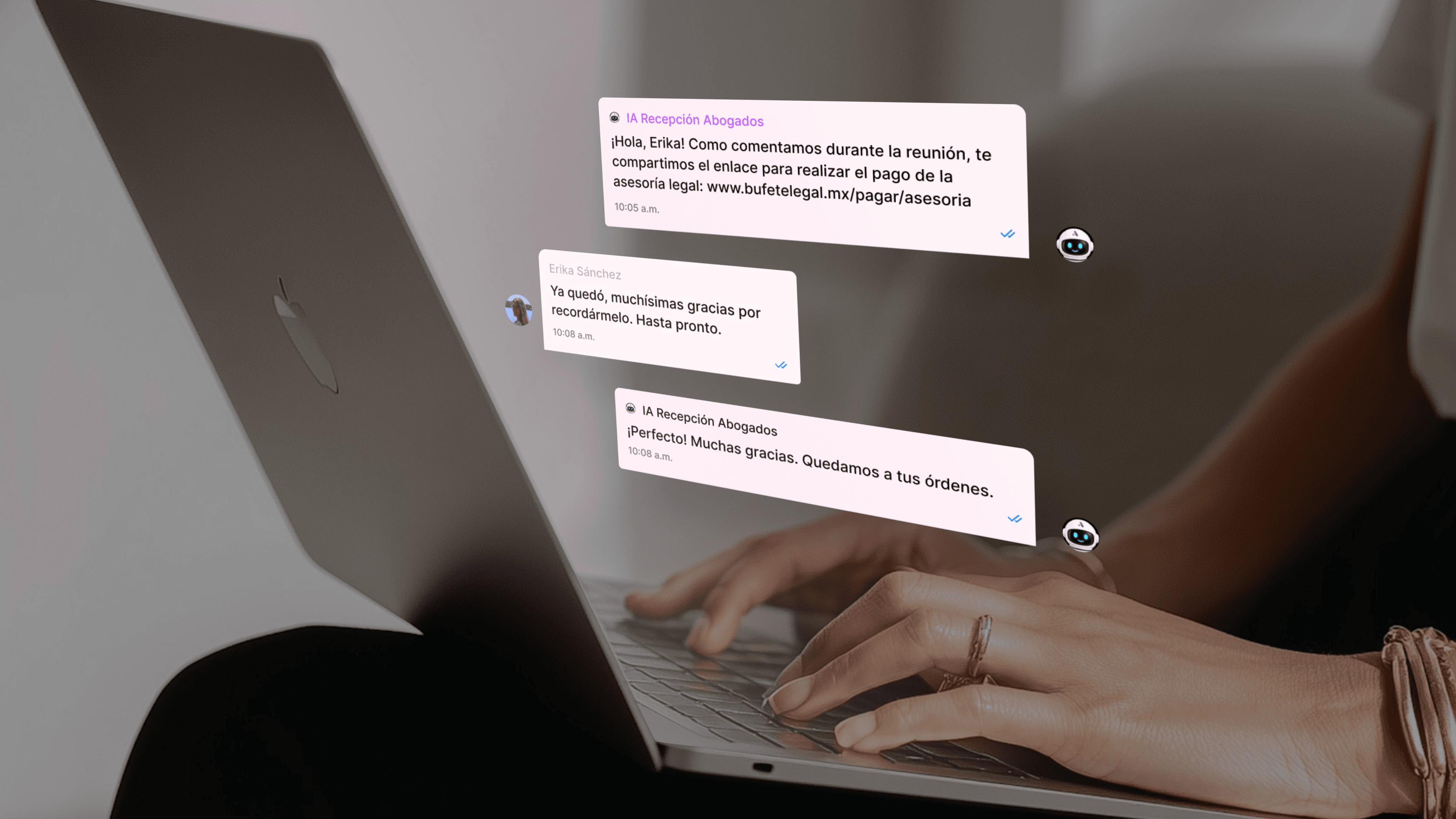 Fotografía de cerca de las manos de una persona escribiendo en el teclado de una computadora portátil plateada.