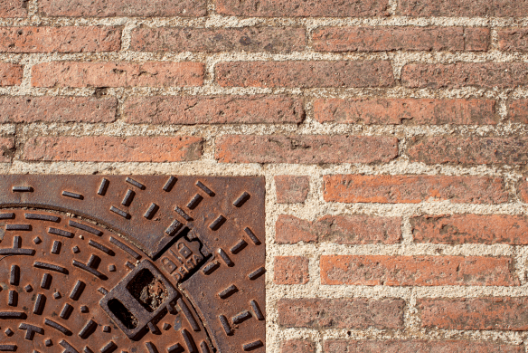 Textura de elementos urbanos metálicos y ladrillo manual