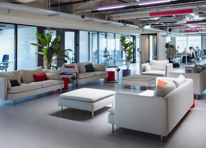Lounge mit weißen Sofas im Atrium-Bereich