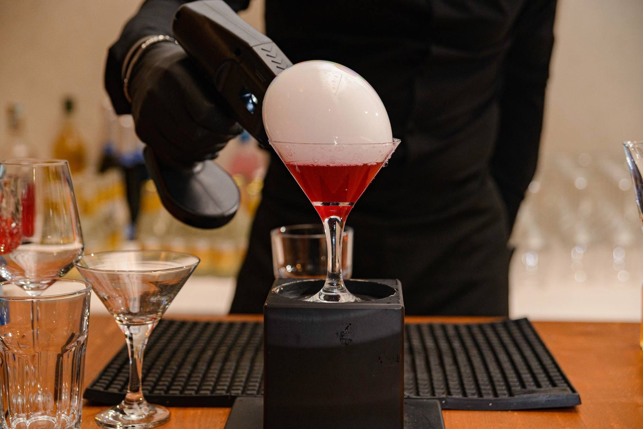 Cocktail molecolare preparato al bancone Eclettico