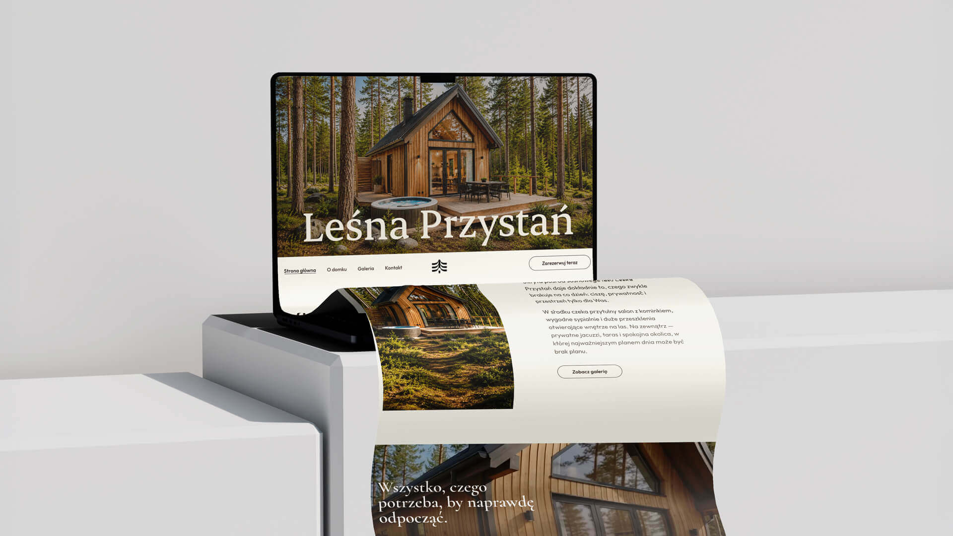 Mockup strony internetowej Leśna Przystań prezentowany na ekranie laptopa i rozwiniętym layoucie strony.