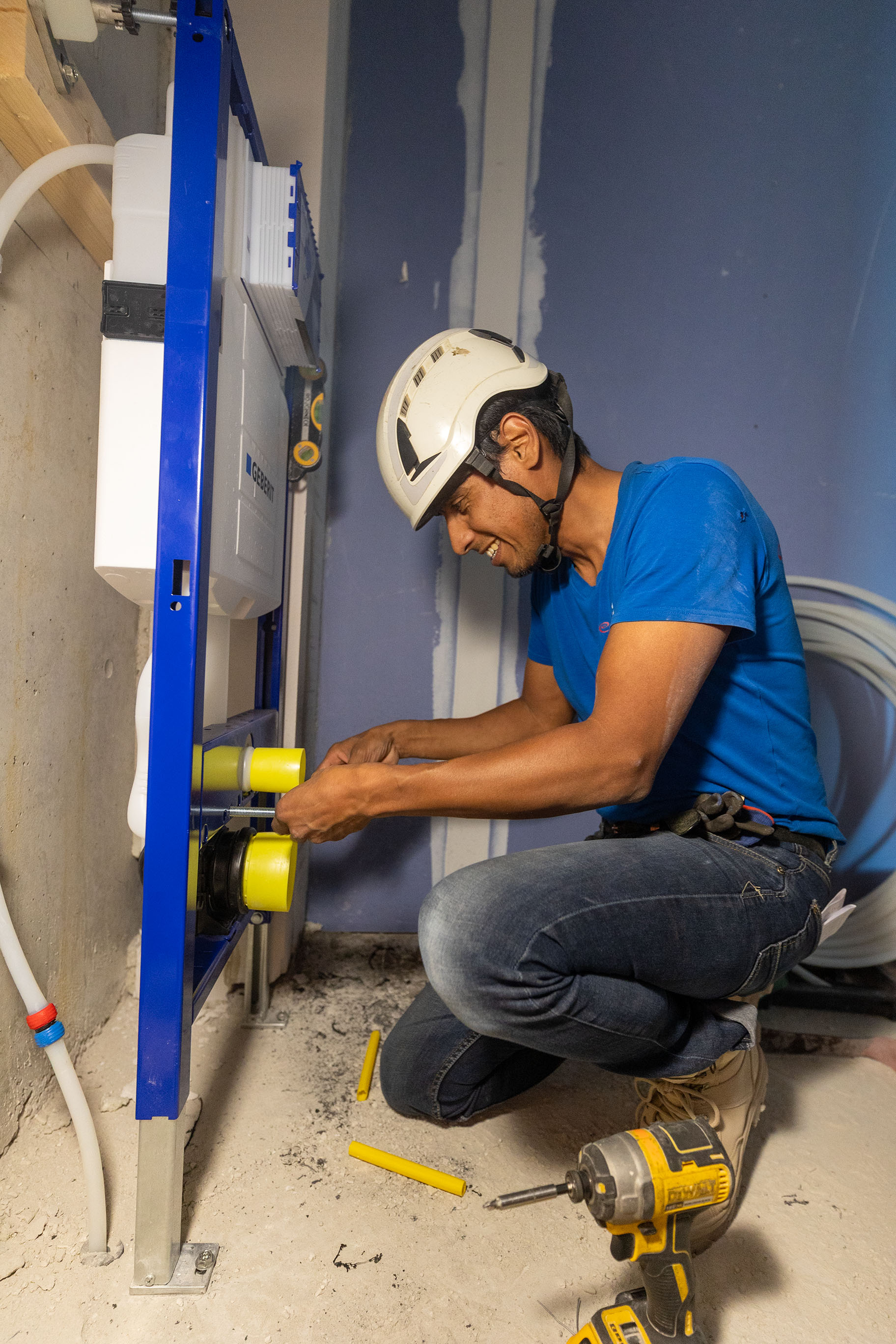 Monteur installatie inbouwtoilet aan het werk PC van der Horst