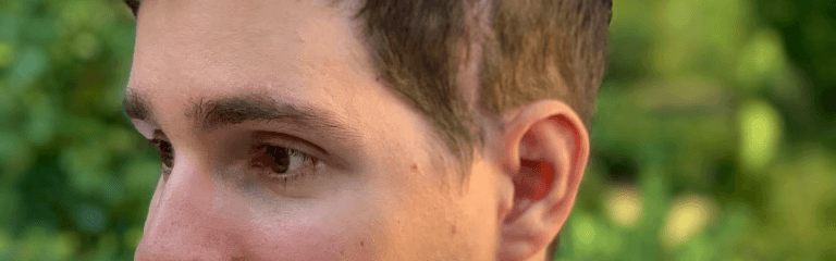 eine Nahaufnahme der Augen eines jungen dunkelhaarigen Mannes