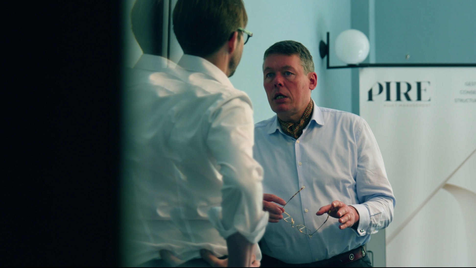 Collaborateur de Pire Asset Management debout en train de discuter