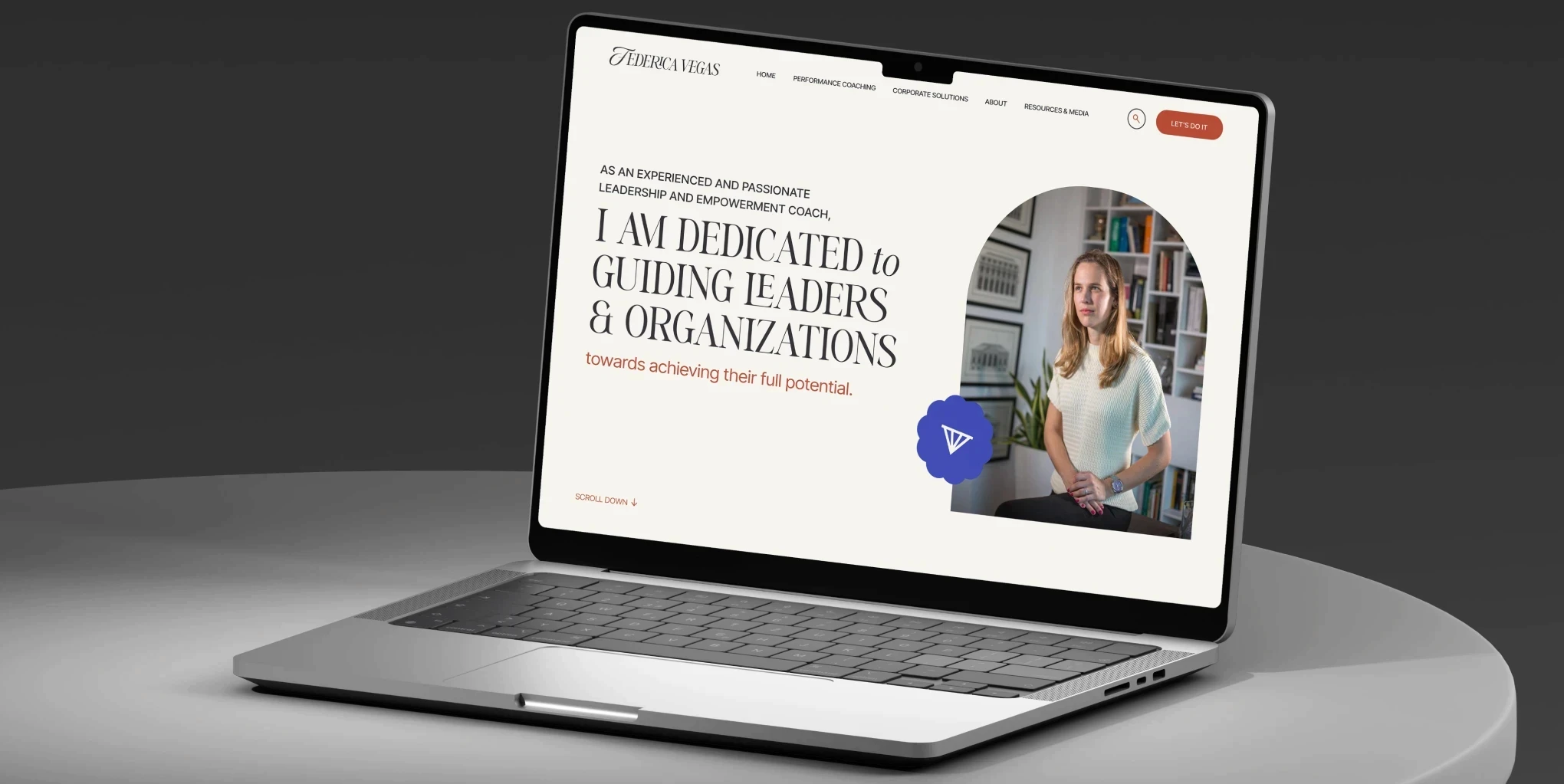Home de Federica Vegas en laptop con hero, retrato y CTA