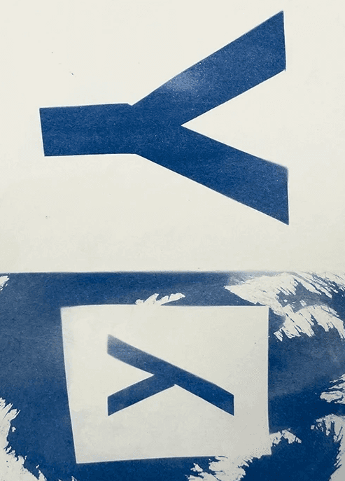 Experimentelle Typografie im Cyanotypie-Verfahren: Buchstaben C, Y, A, N in Helvetica als grafisches Designelement im Blaudruck.