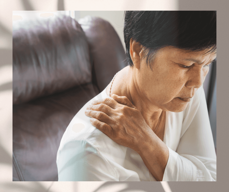 Une femme se tient l'épaule droite car elle a de la douleur
