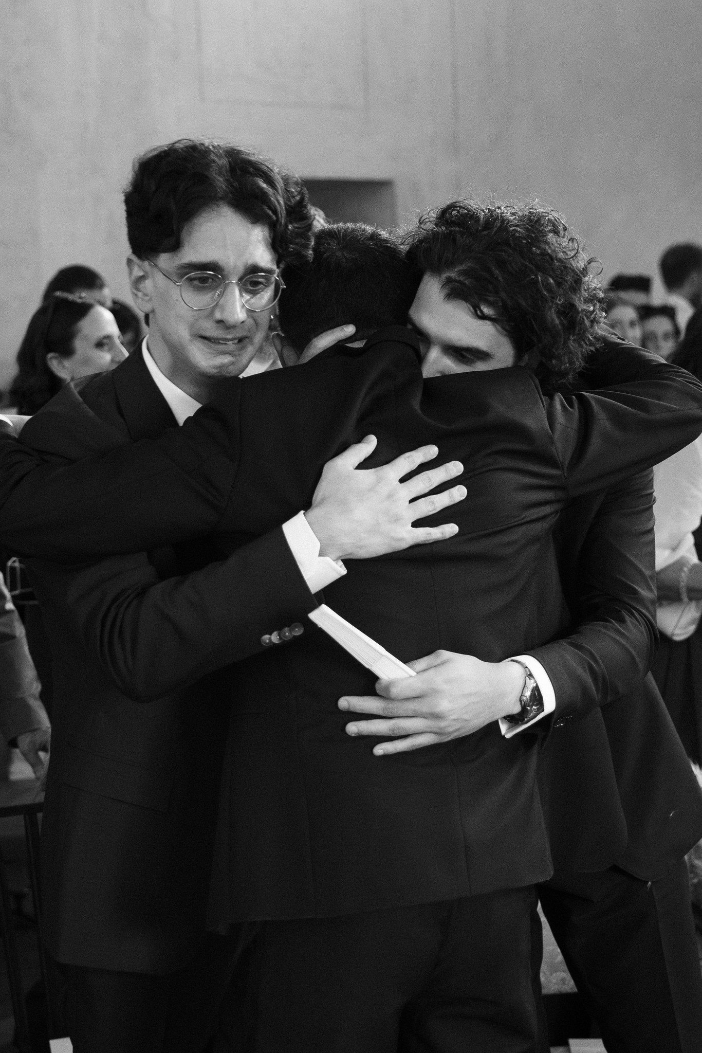 Guido abbraccia un amico tra gli invitati durante il ricevimento di matrimonio al Parco di Montebello