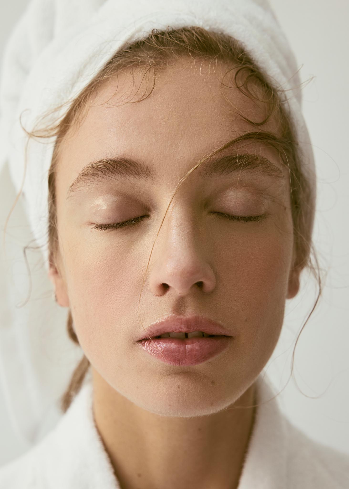 portrait de femme fermant les yeux en gros plan bien-être