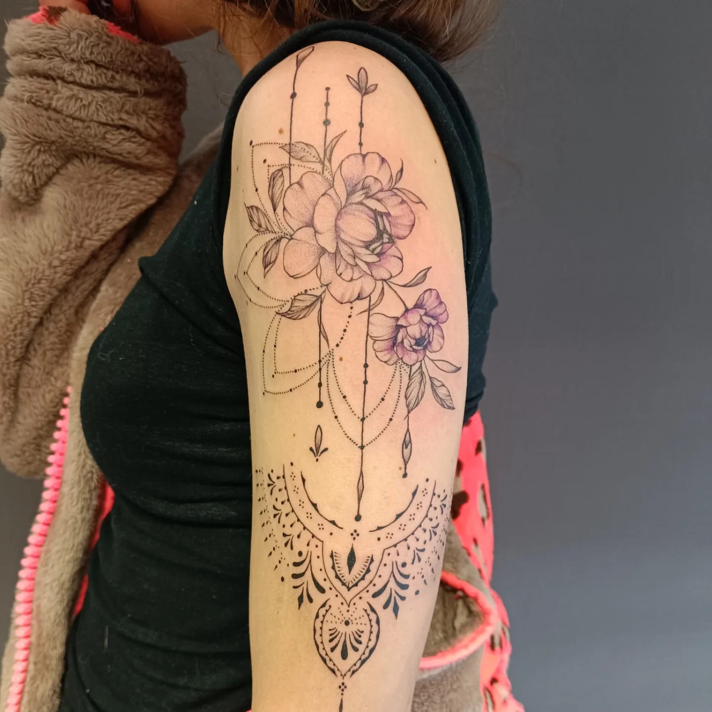 tatouage biceps noir femme