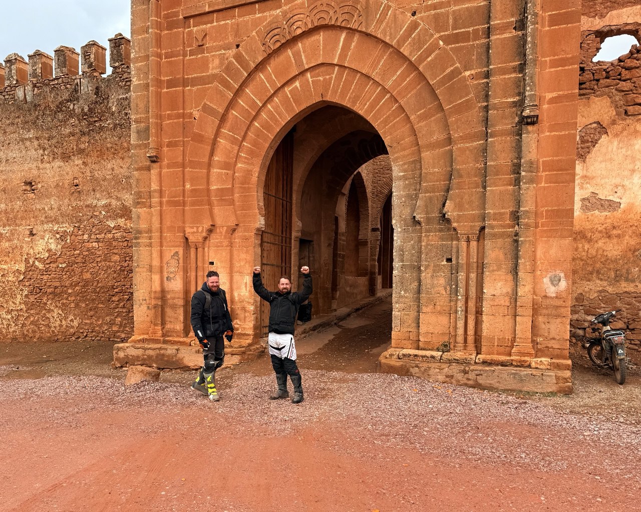 Райдеры купаются в море после тура на мотоцикле в Испании