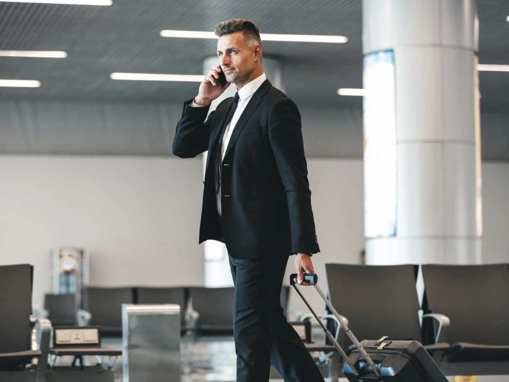 client globe limousine qui fait une reservation par telephone