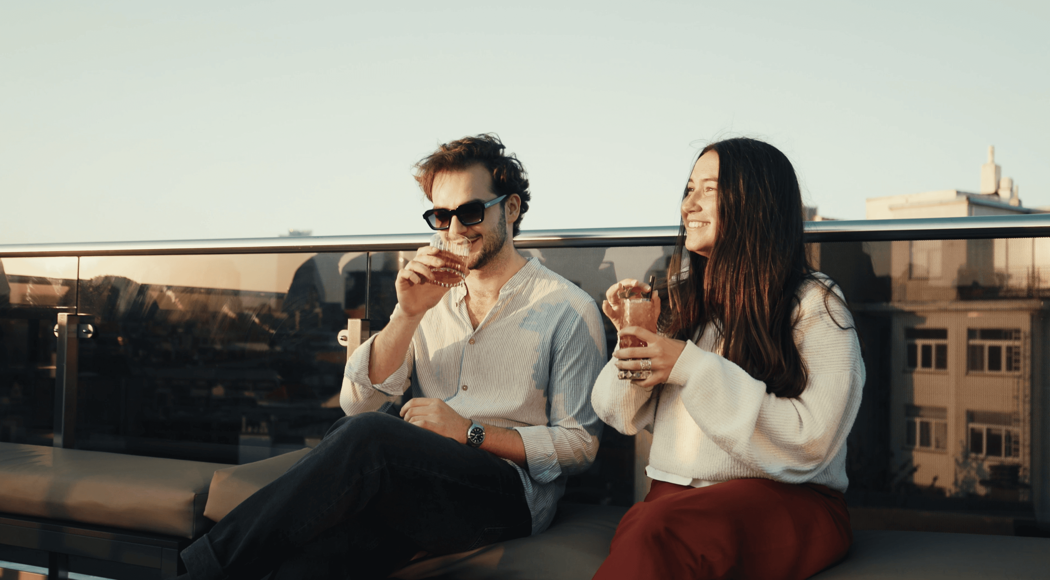 Cocktail cinématique capturé dans un rooftop haut de gamme à Bruxelles