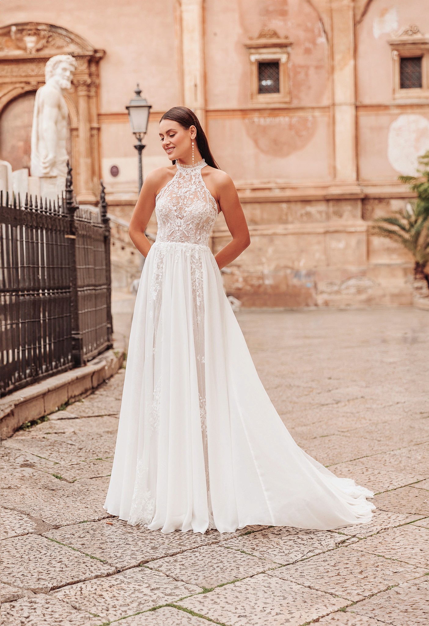 Hochgeschlossenes A-Linien Brautkleid mit Spitzendetails