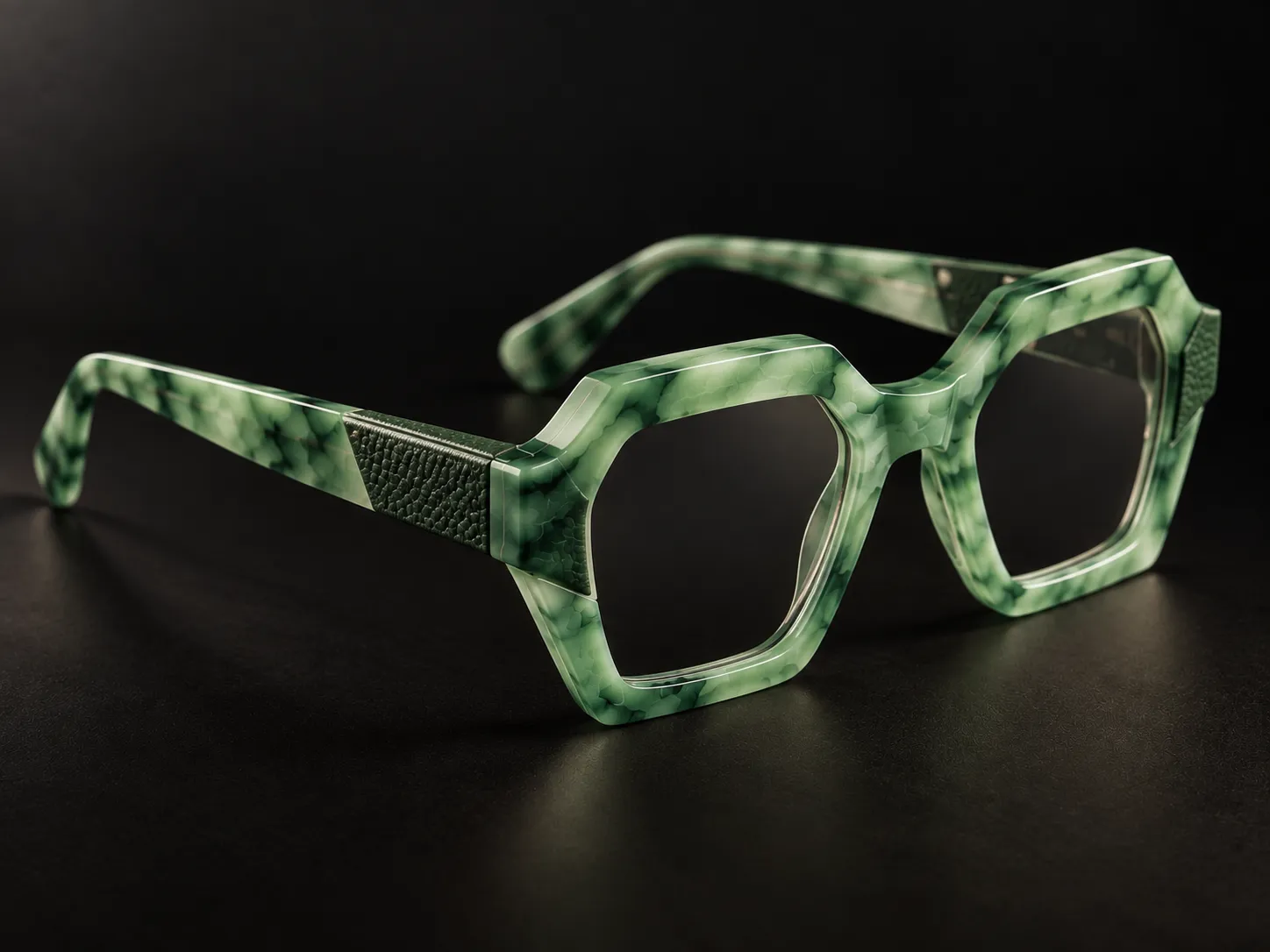 Occhiale IDIA in acetato verde marmorizzato con inserto in pellame applicato alla montatura come dettaglio personalizzato. Gli occhiali su misura IDIA di Ottica Dentella ad Ancona possono integrare materiali differenti per rendere ogni progetto unico, combinando acetato, lavorazione artigianale e inserti scelti in base allo stile e all’identità della persona.