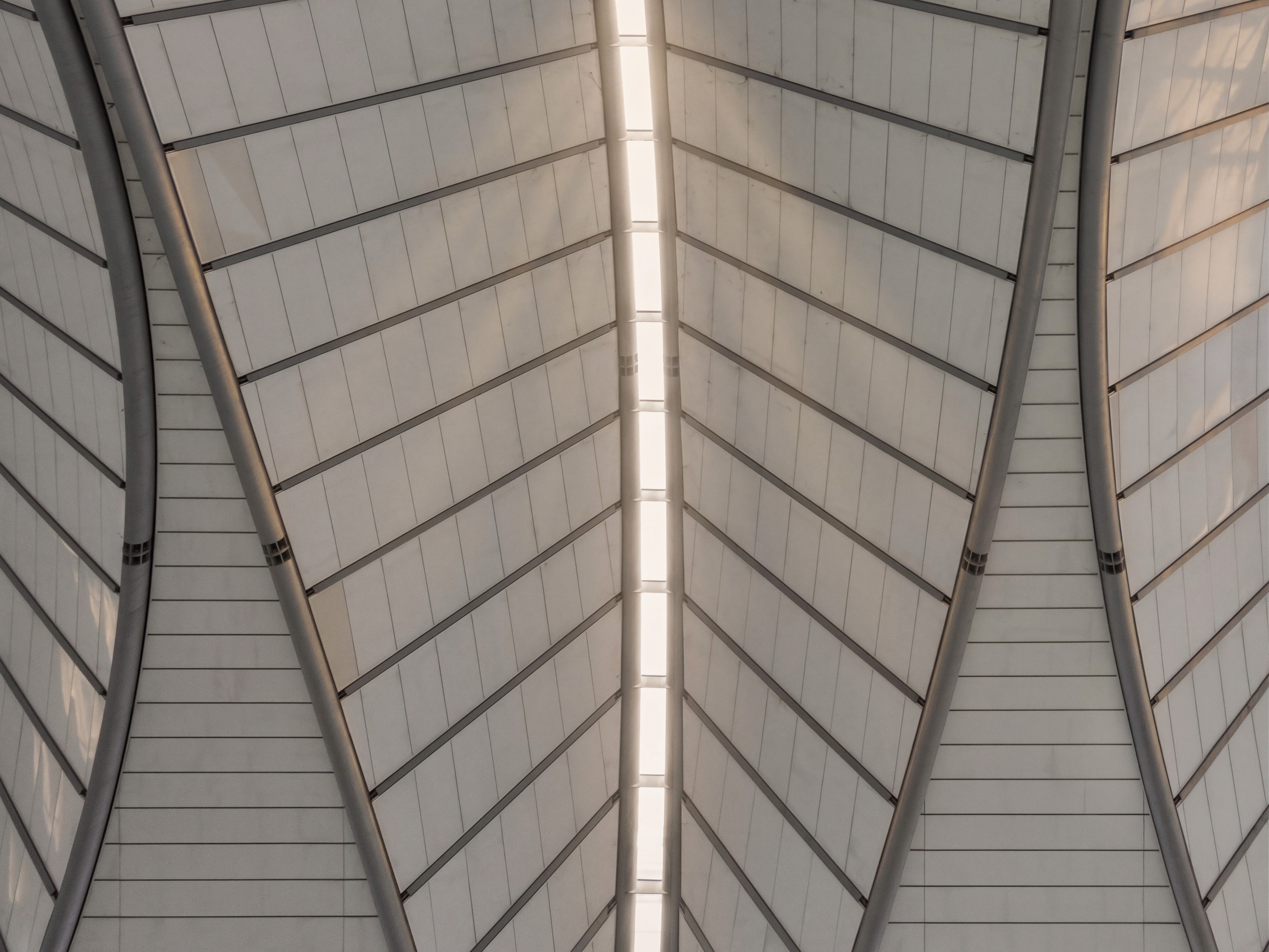 Repetition along the roof spine and structural ribs establishes a clear visual order which greatly assists in guiding wayfinding, reinforcing spatial rhythm, and anchoring constant movement within the station’s high-flow environment.
