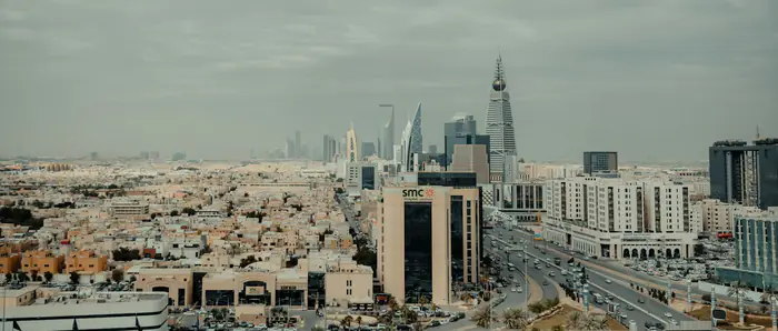 بانوراما مدينة الرياض نهارًا ويظهر برجا الفيصلية والمملكة في الأفق