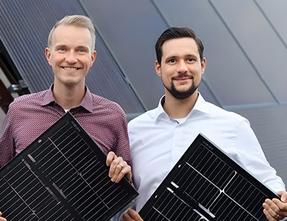 Geschäftsführer und Gründer Lucas Fischer und Patrick Meyer halten PV-Miniatur-Module in der Hand