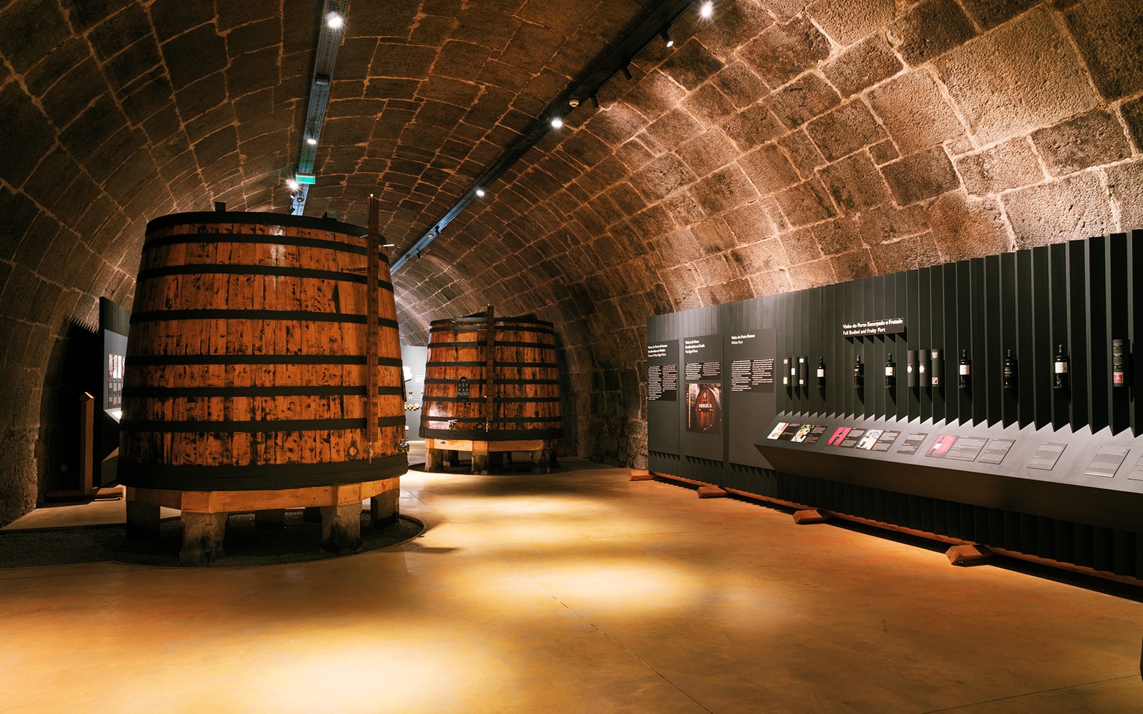 Fonseca borospincészet nagy fahordókkal és tájékoztató kijelzőkkel.