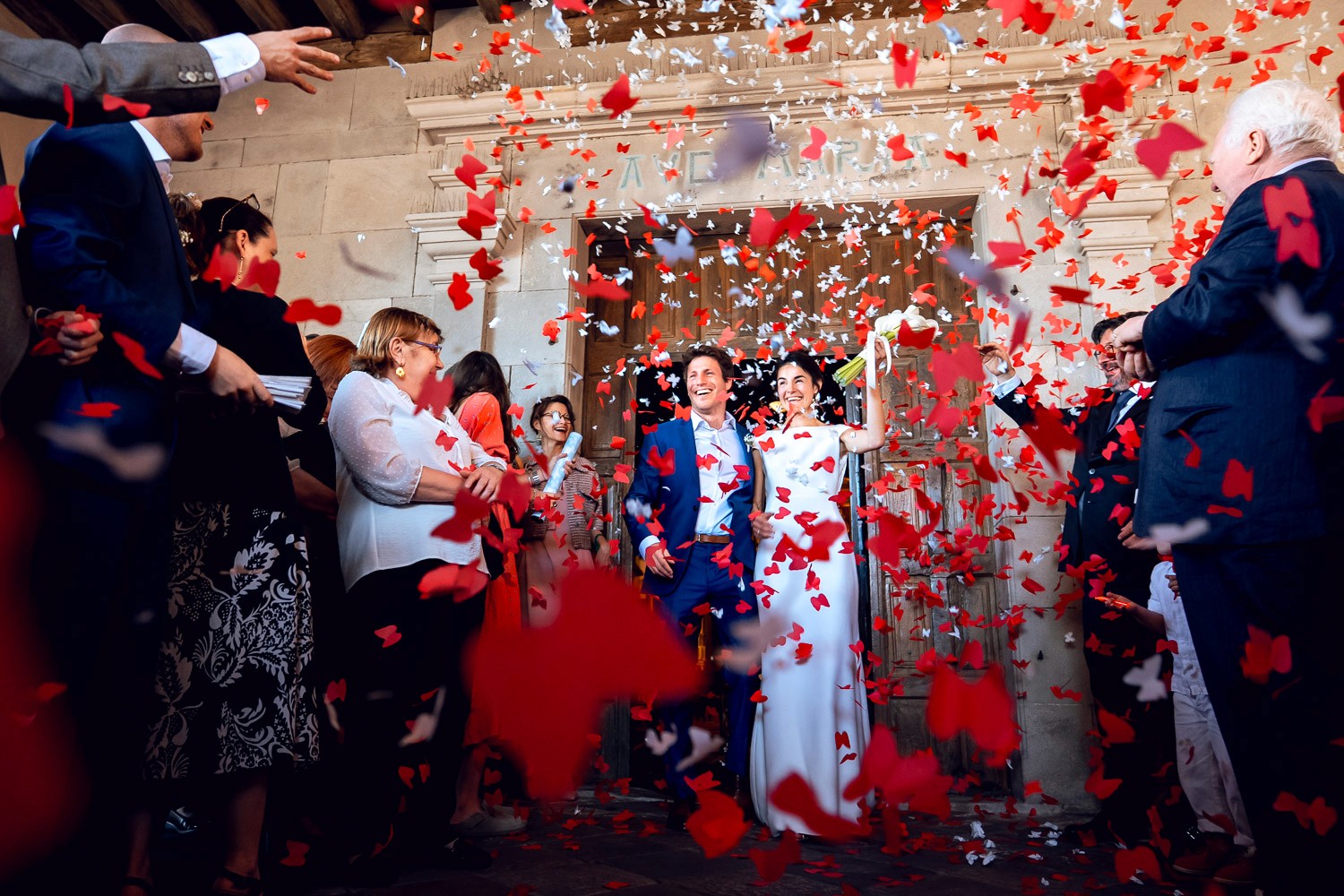sortie d'église sous les confettis à ascain au pays basque