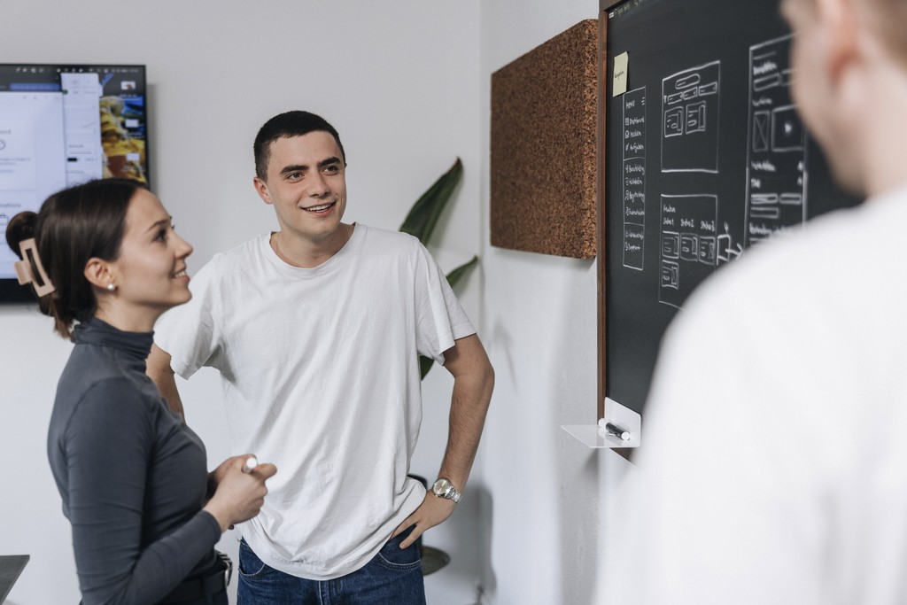 UX Agentur arbeitet kollaborativ an UX-Konzepten am Whiteboard