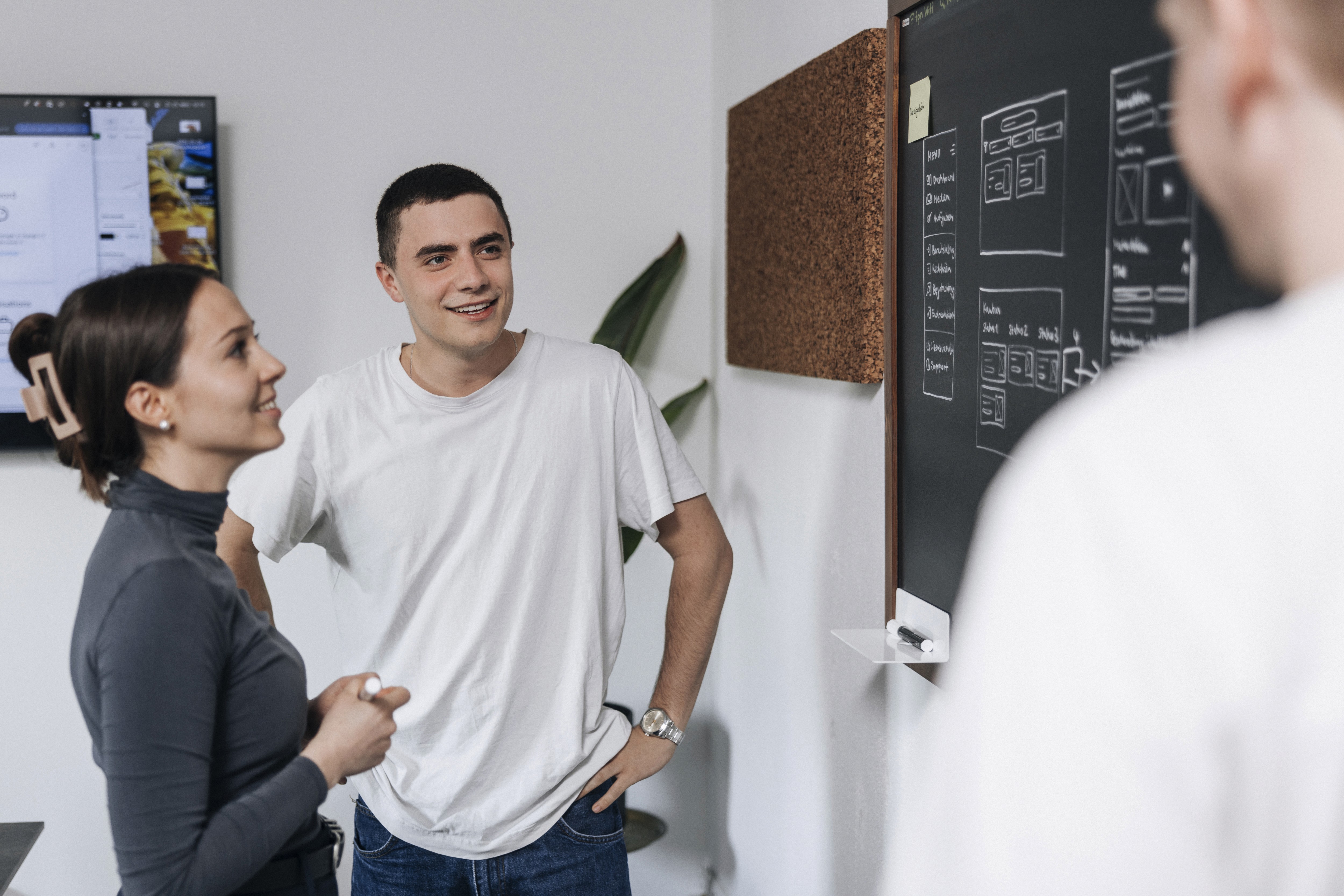 UX Agentur arbeitet kollaborativ an UX-Konzepten am Whiteboard