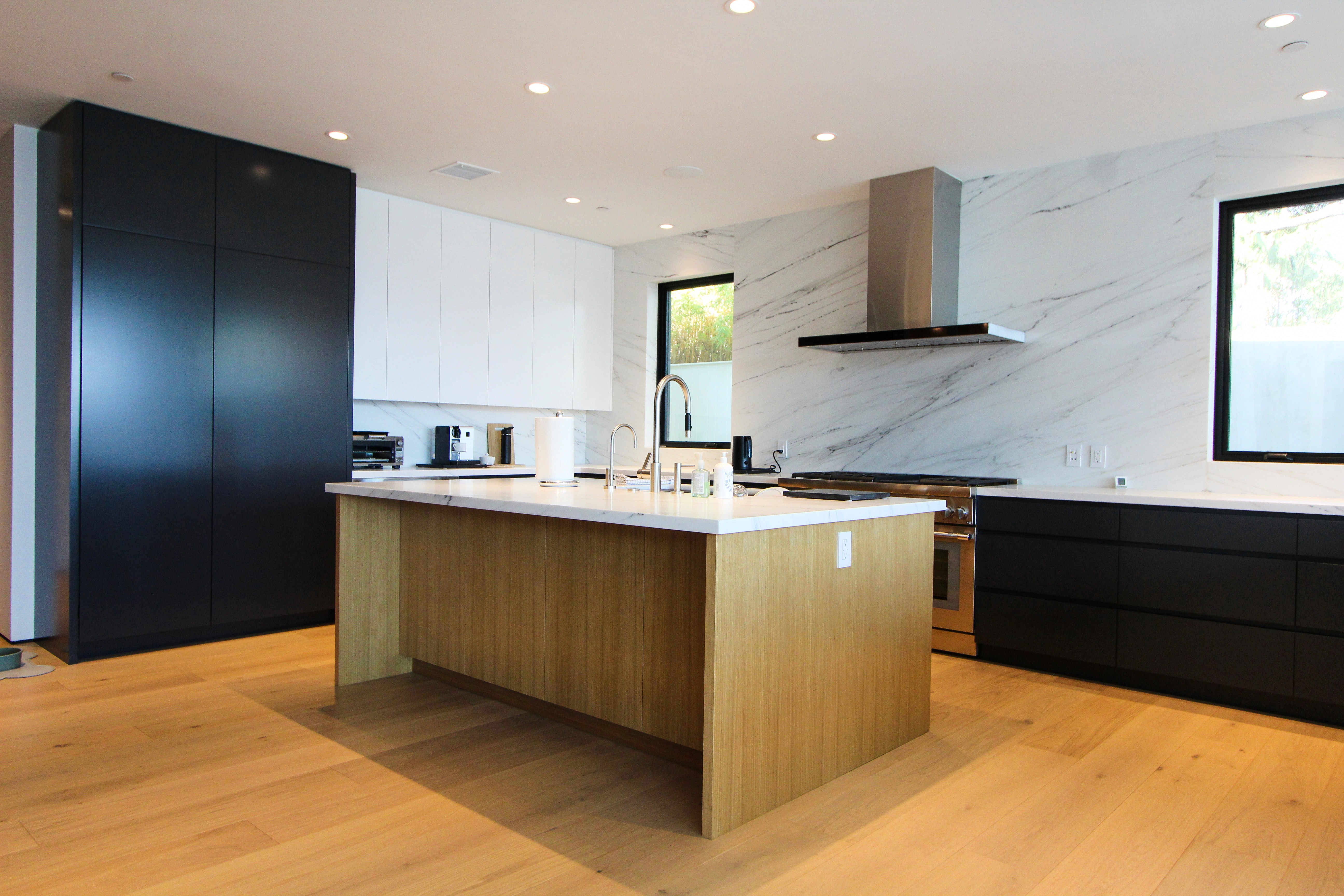 Modern kitchen with a central island and sleek finishes.