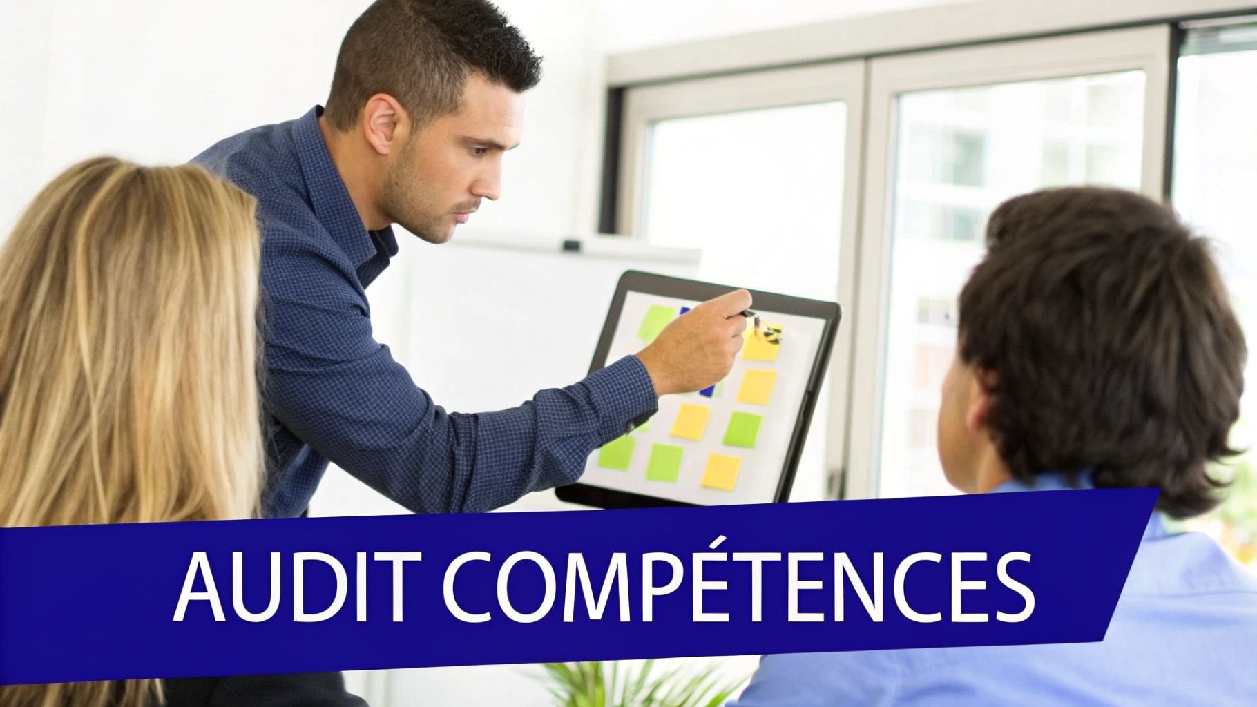 Un homme pointe un tableau avec des post-it colorés lors d'une session 