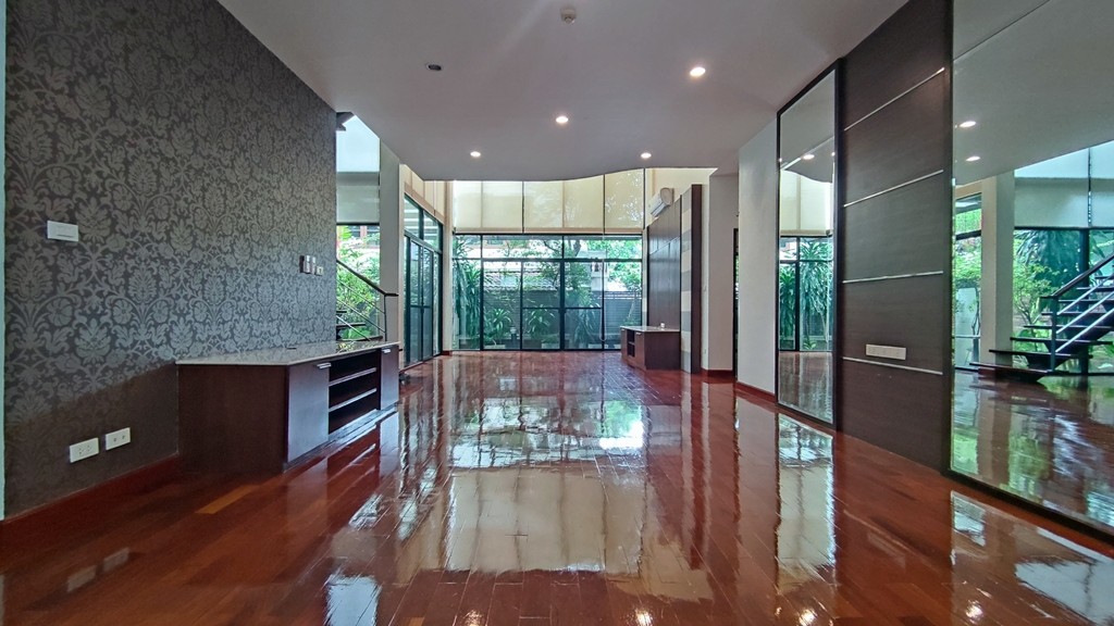 Baan Sasida 3 Bedroom Pet-Friendly Duplex Phrom Phong 1